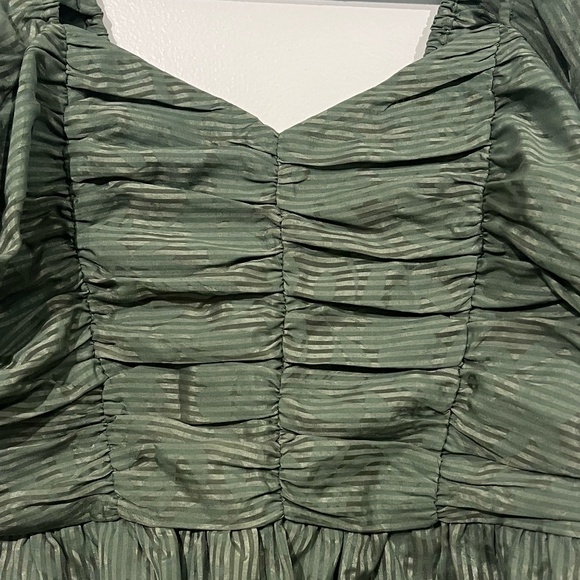 Express Ruched Cropped Top - Picture 8 of 11